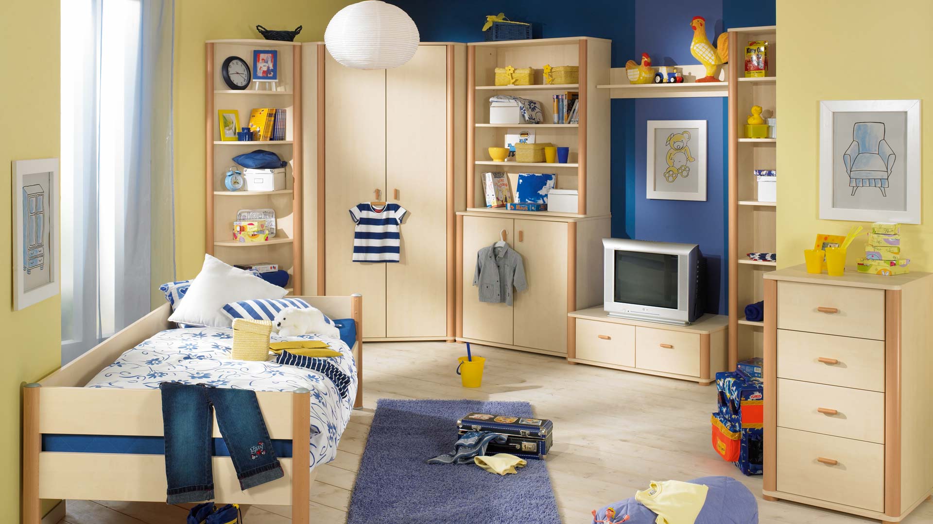 Бежевая мебель в морском стиле в комнате для мальчика