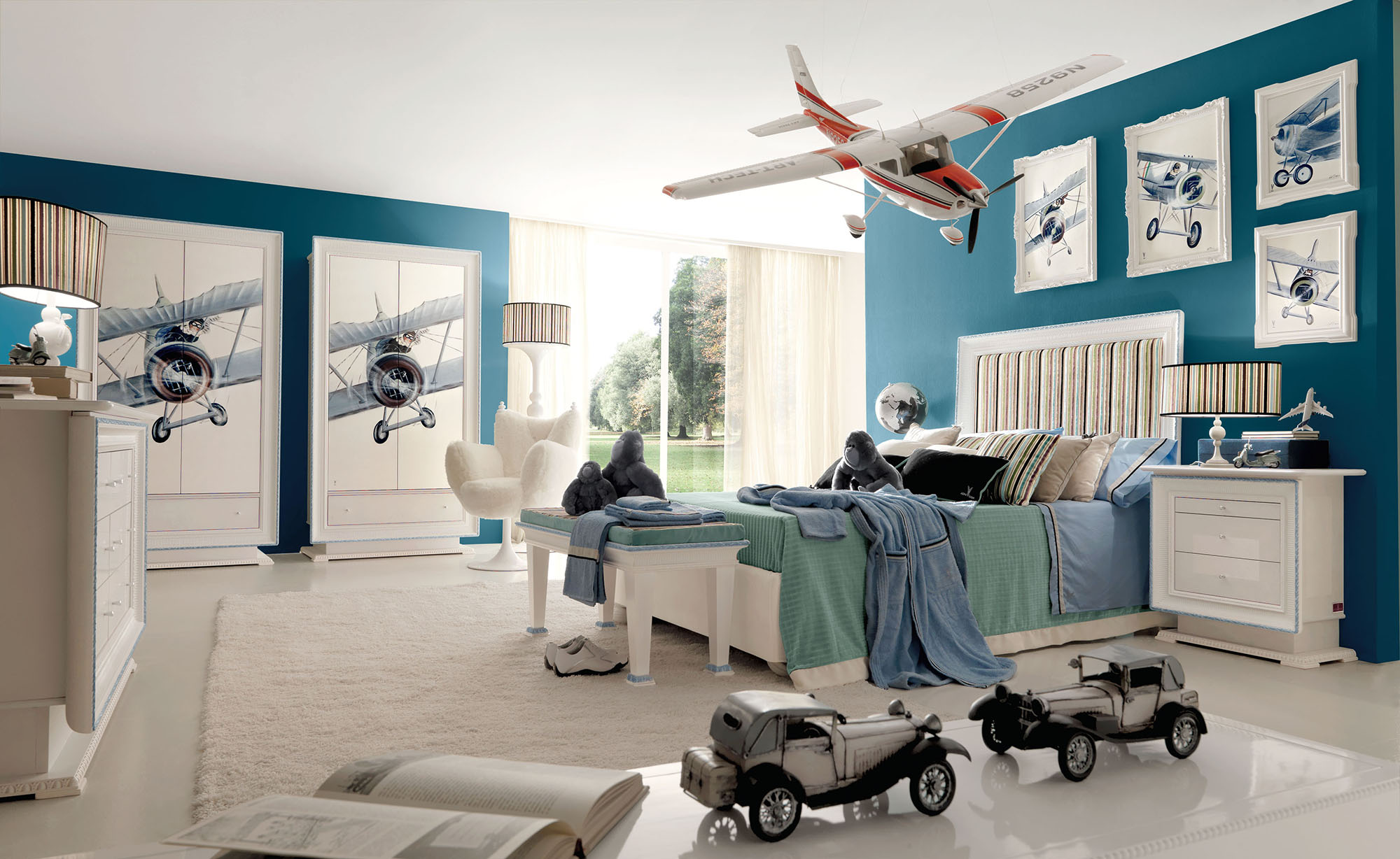 Мебель в детской комнате с самолетами для мальчика