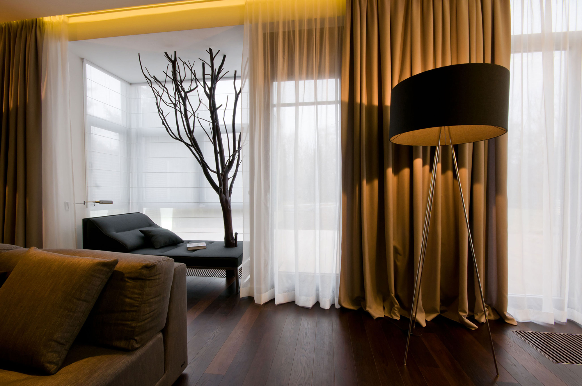 Плотные коричневые и белые прозрачные шторы в гостиной