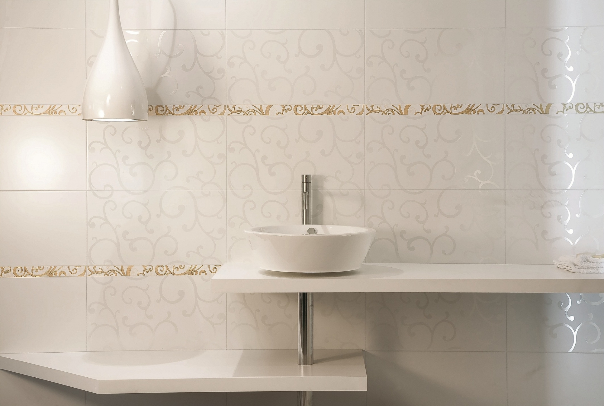 Керамическая плитка с узорами в дизайне ванной комнаты