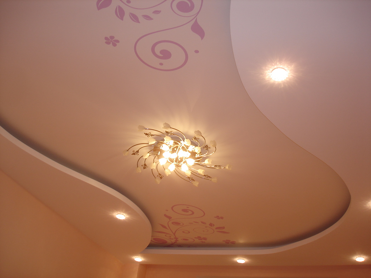 Нарядный потолок из гипсокартона с люстрой и точечными светильниками