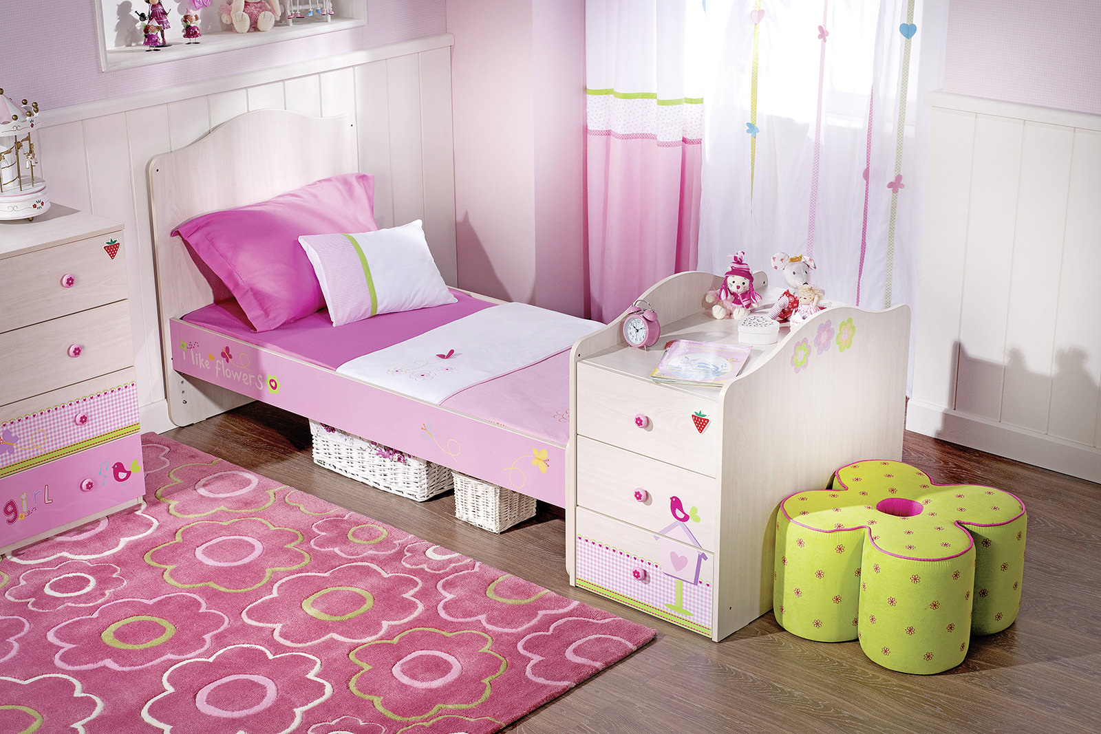 Розовая детская комната