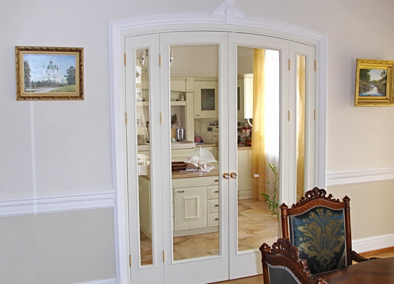 Дверь со стеклом в классическом стиле