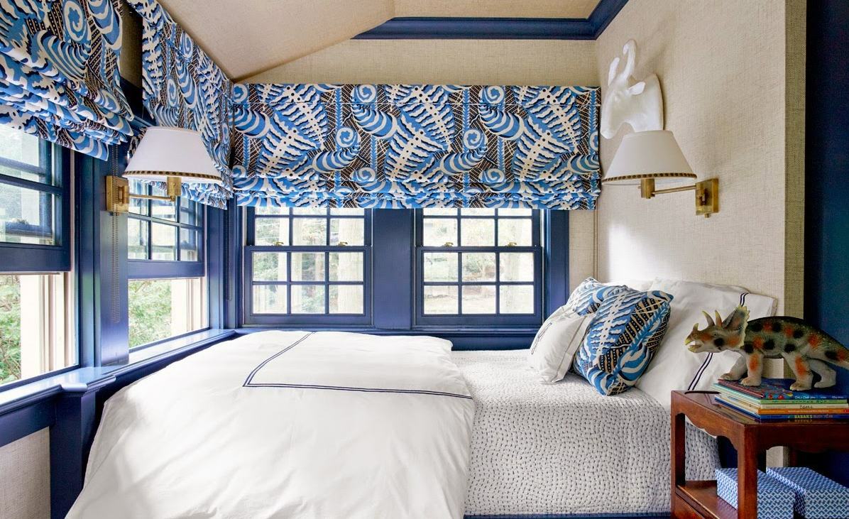 Голубые римские шторы в спальне