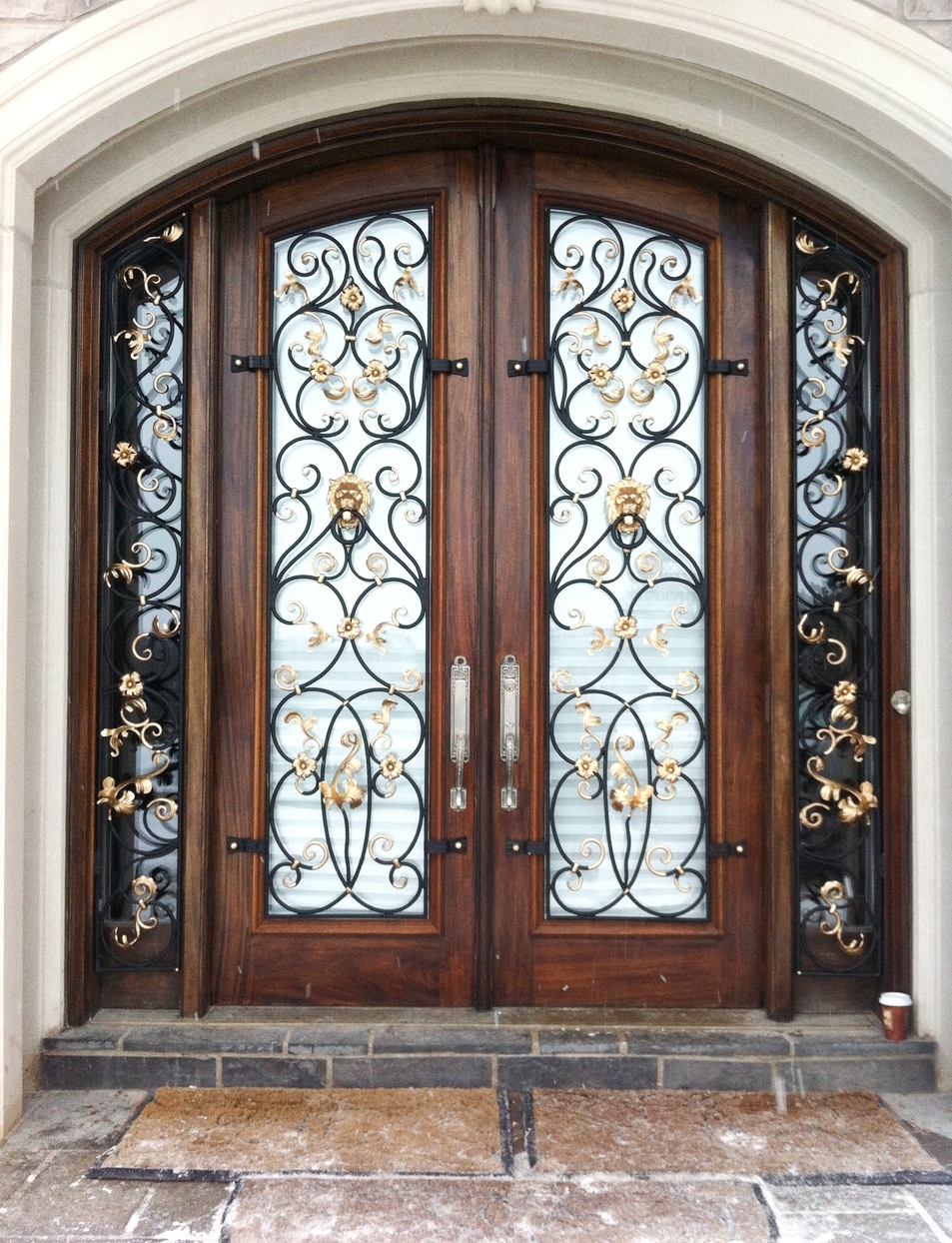 Арочная дверь со стеклом и кованым декором