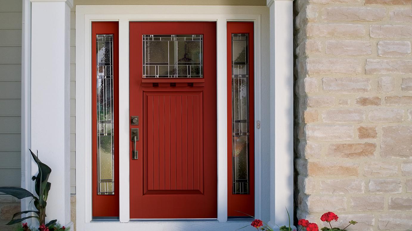 Красная входная дверь со стеклом