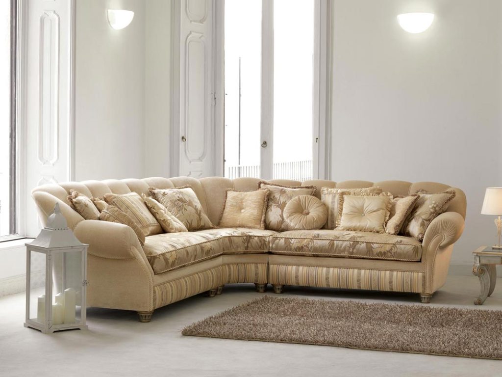 Бежевый диван в классическом стиле