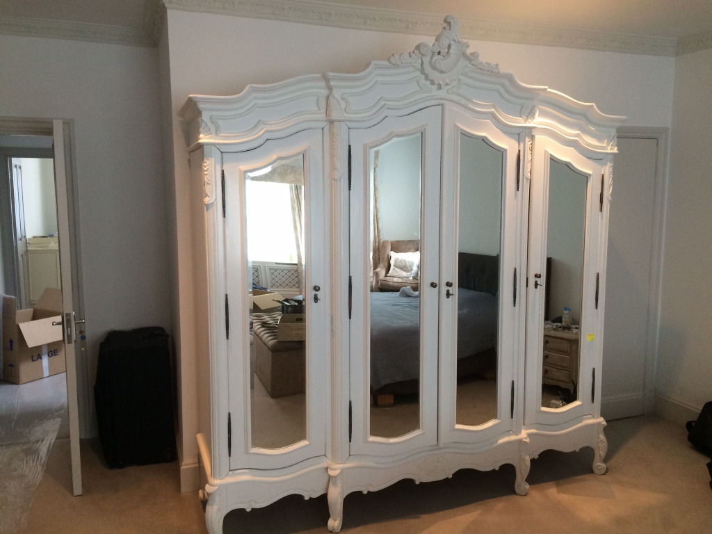 Шкаф с зеркалом в классическом стиле