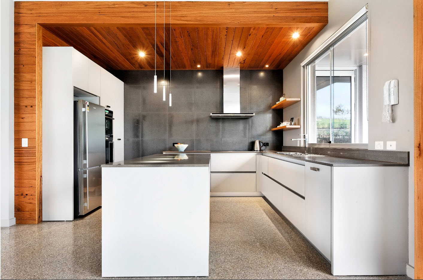 Сочетание дерева, бетона и белого цвета на кухне