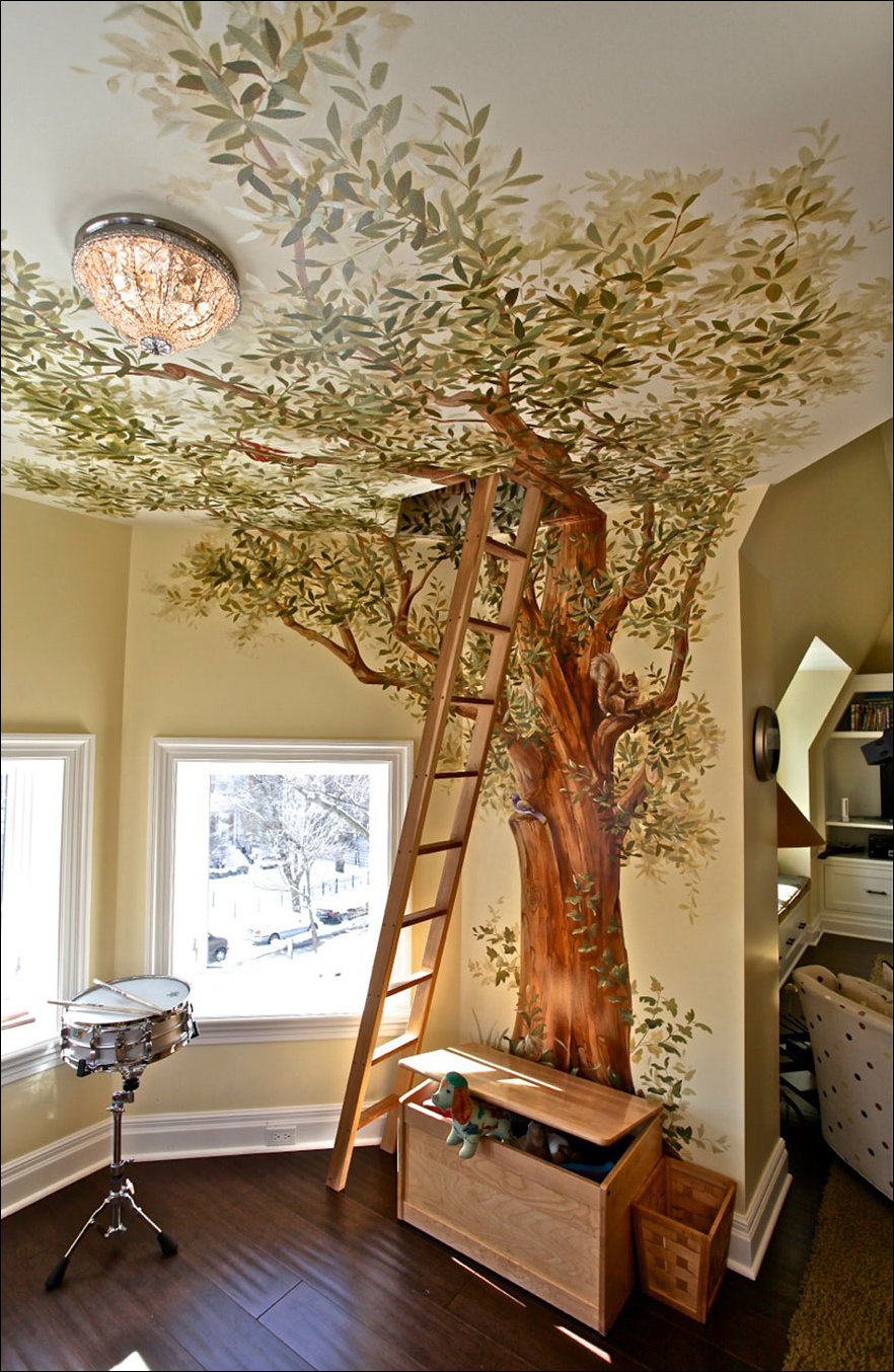Нарисованное дерево на стене в доме
