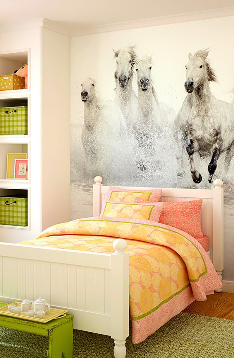 Фотообои "лошади" над кроватью