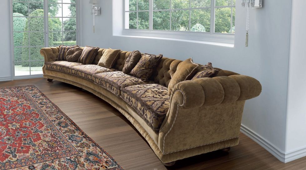 Коричневый диван в классическом стиле
