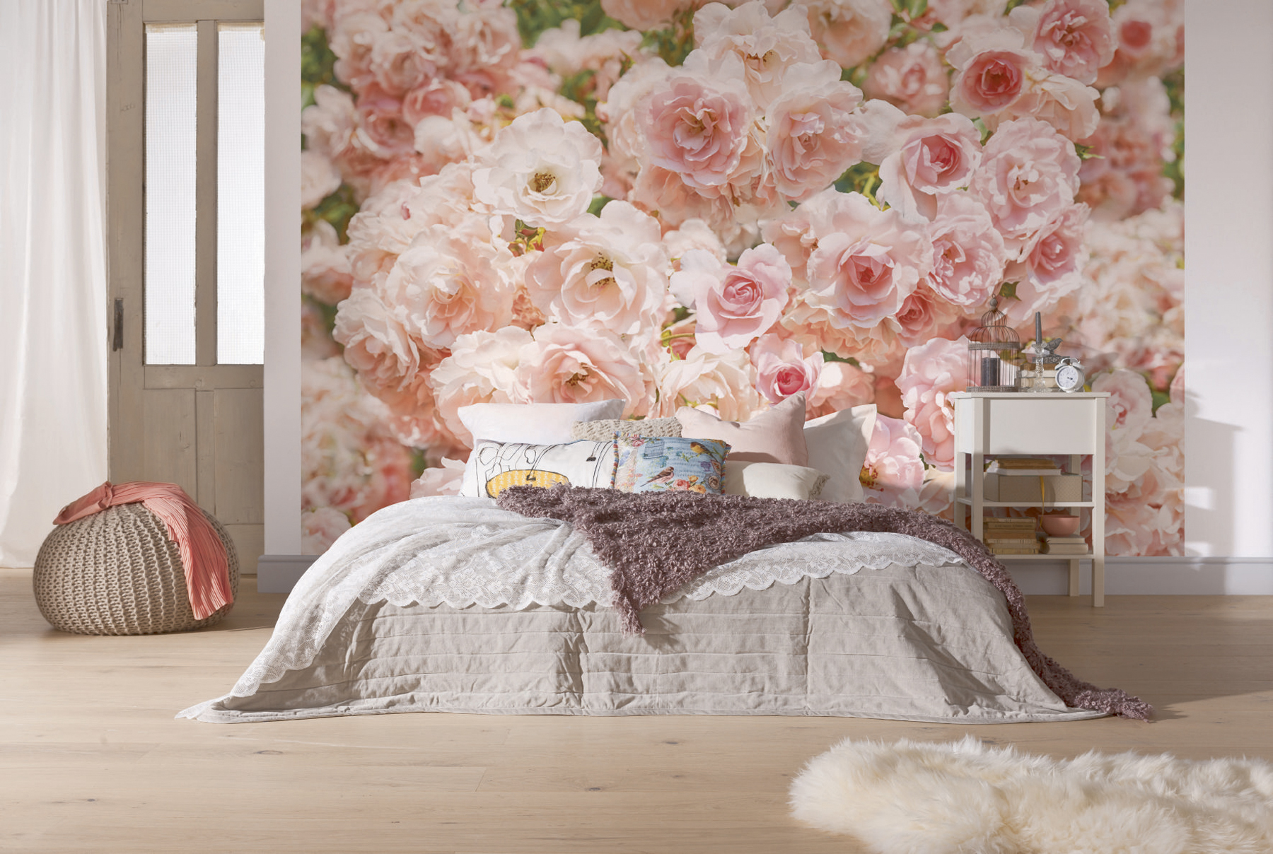 Фотообои "розы" над кроватью в спальне