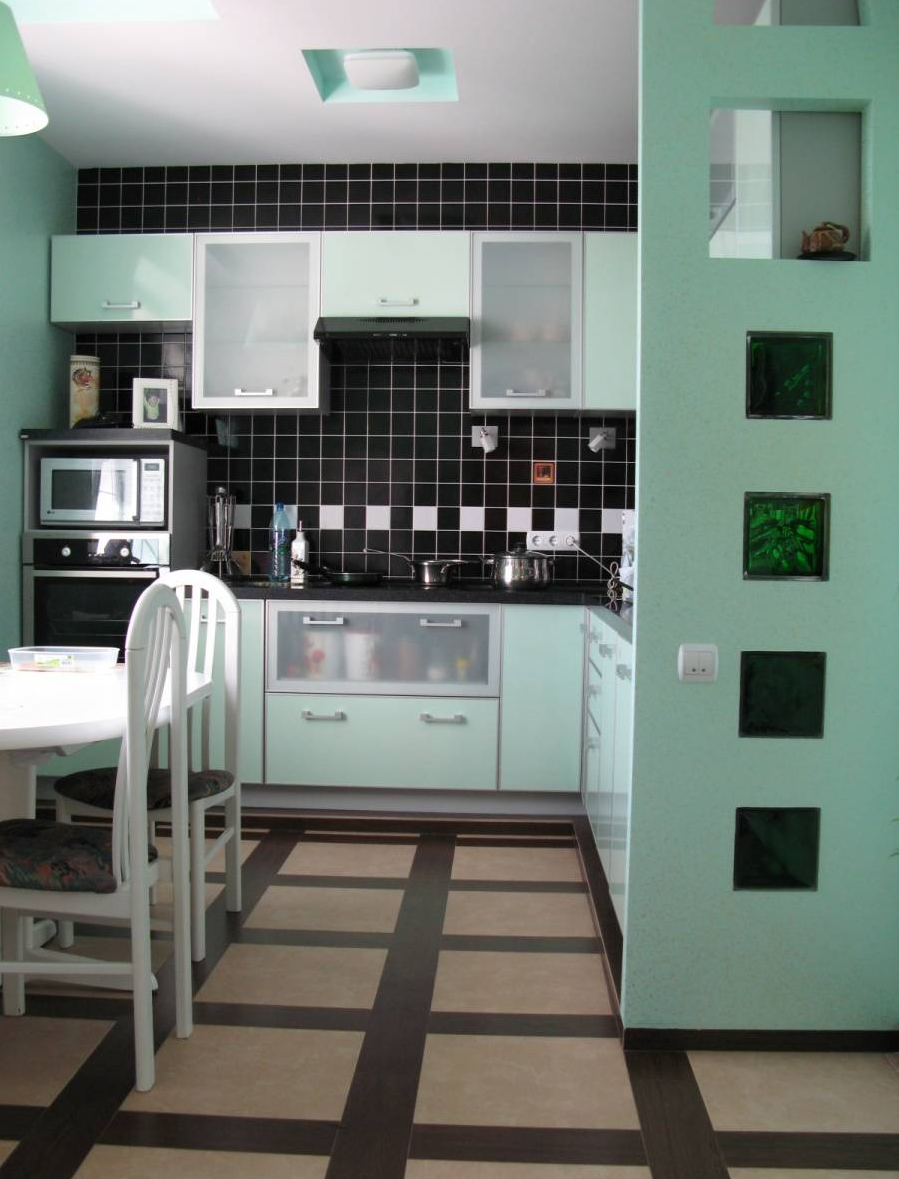 Перегородка со стеклоблоками между кухней и гостиной