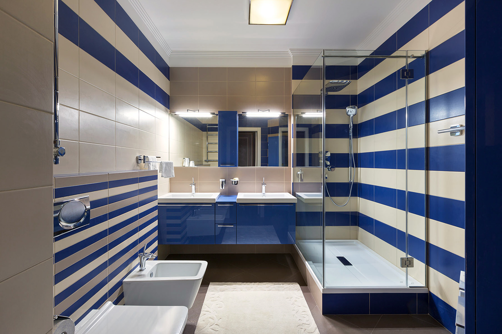 Декор ванной синей плиткой