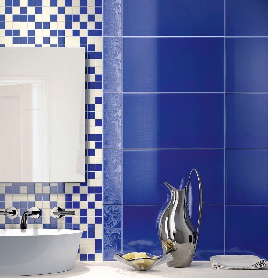 Комбинированная синяя плитка на стене в ванной