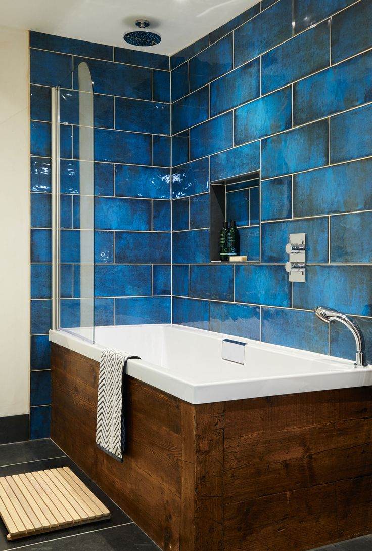 Синяя стеклянная плитка в ванной