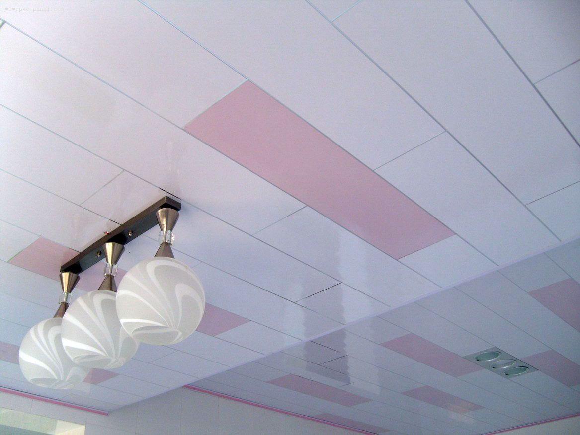 Двухцветный потолок из панелей ПВХ
