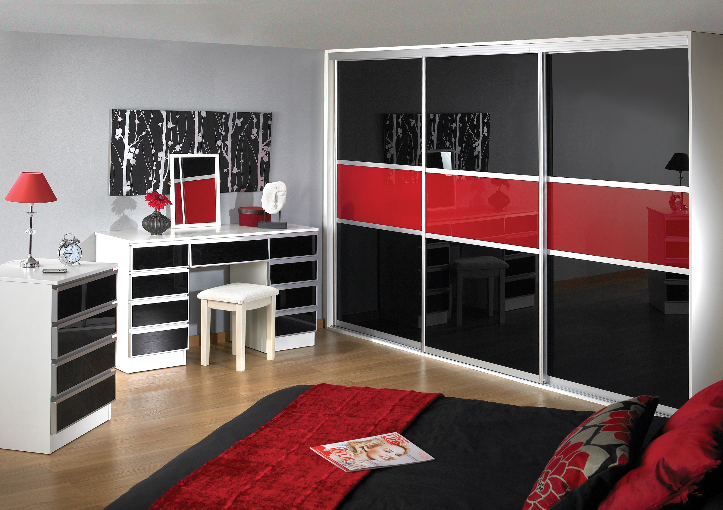 Красно-черная глянцевая спальня