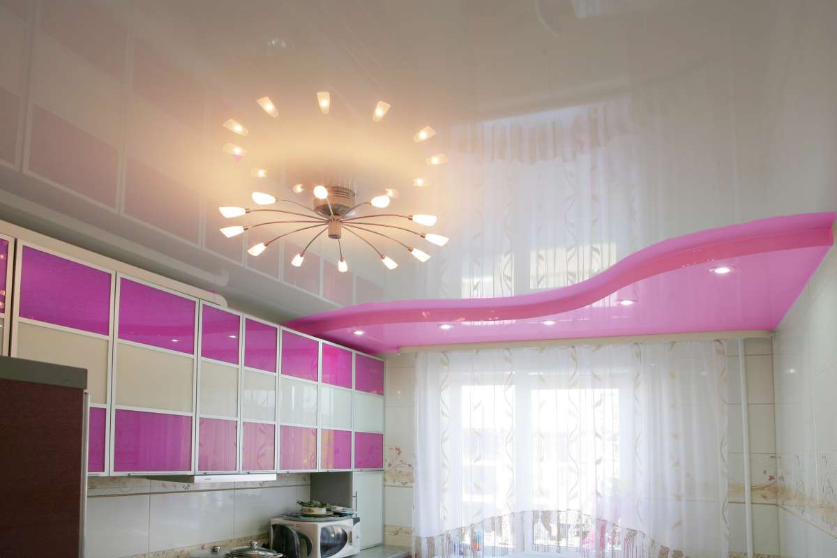 Двухцветный потолок на кухне