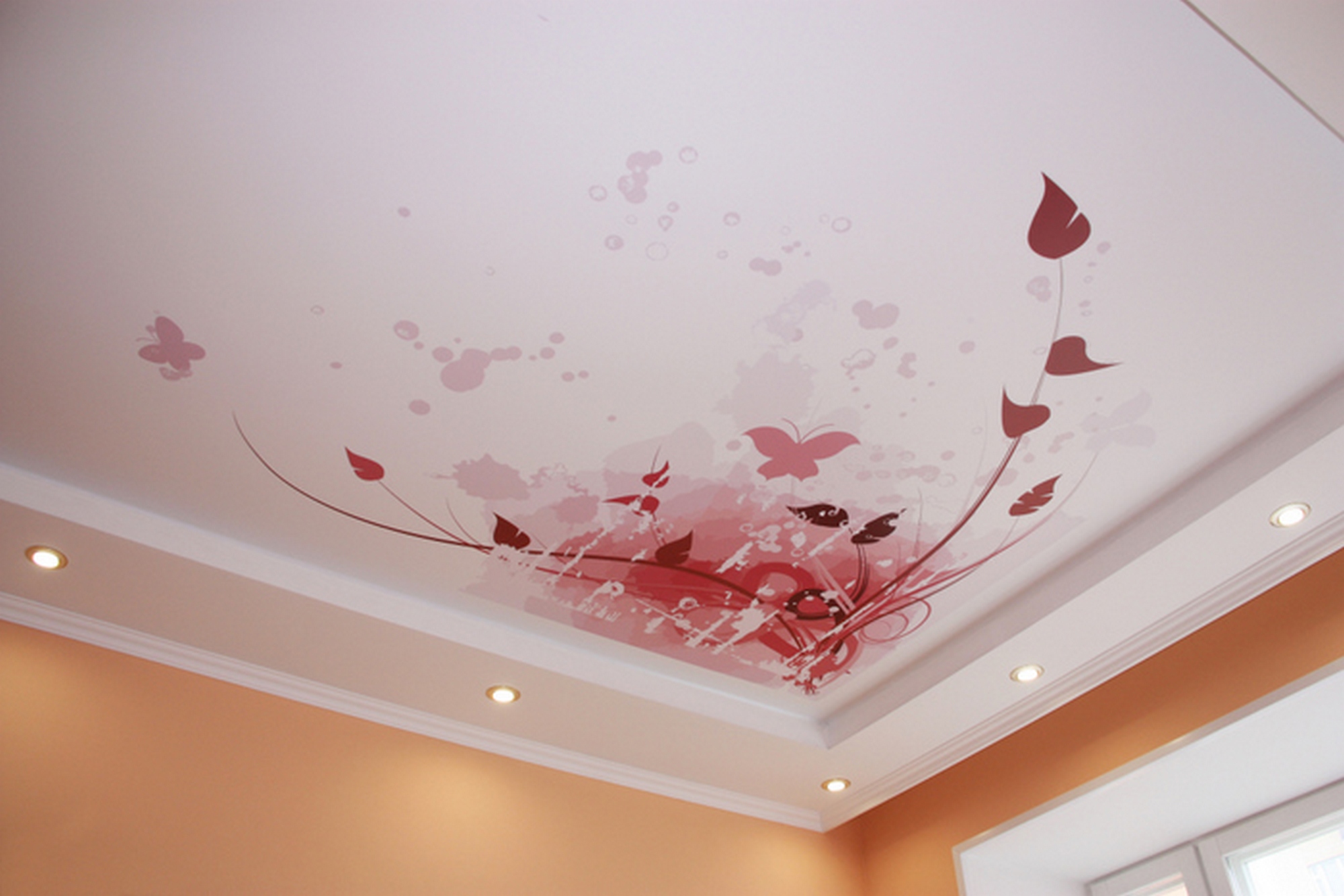 Натяжной розовый потолок с фотопечатью