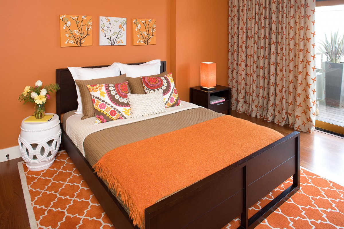 Оранжевые обои в спальне