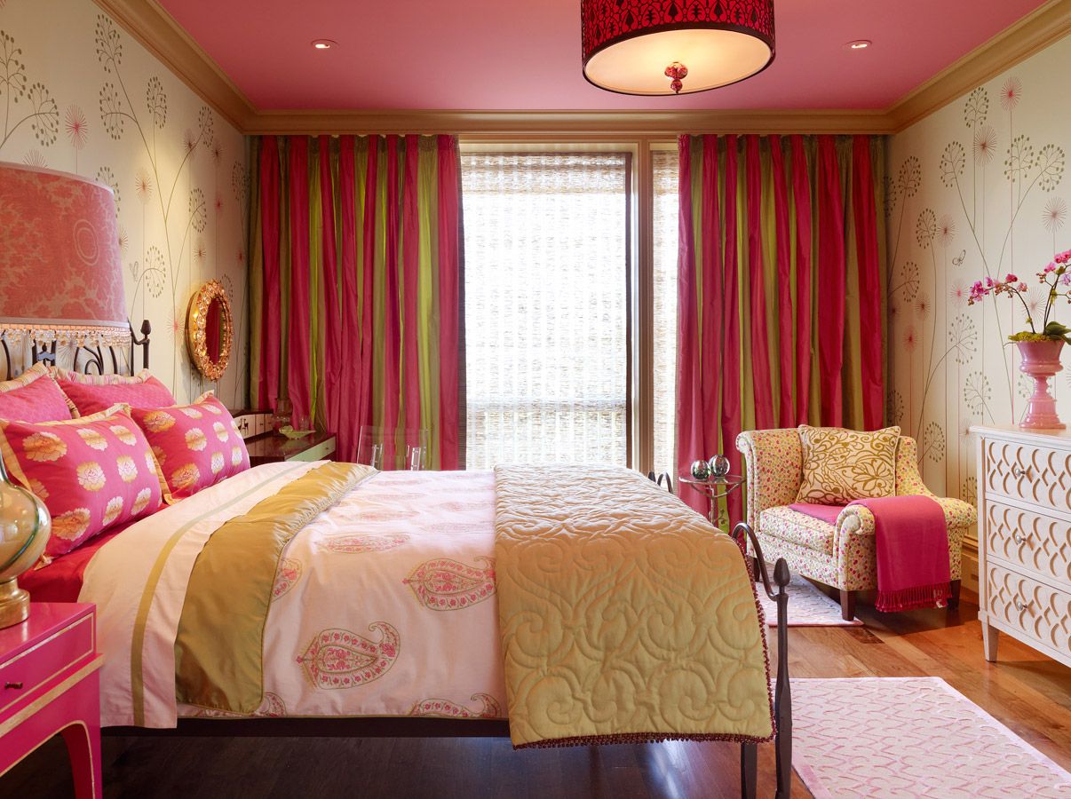 Розовые шторы в спальне