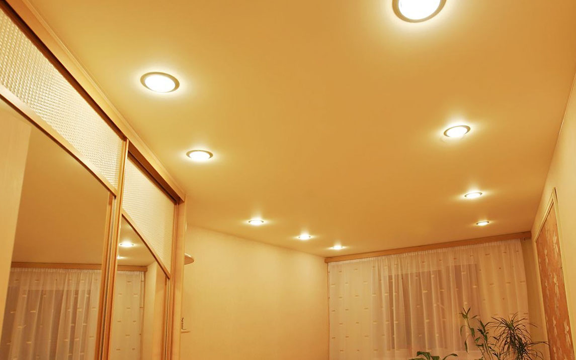 Бежевый потолок со светильниками