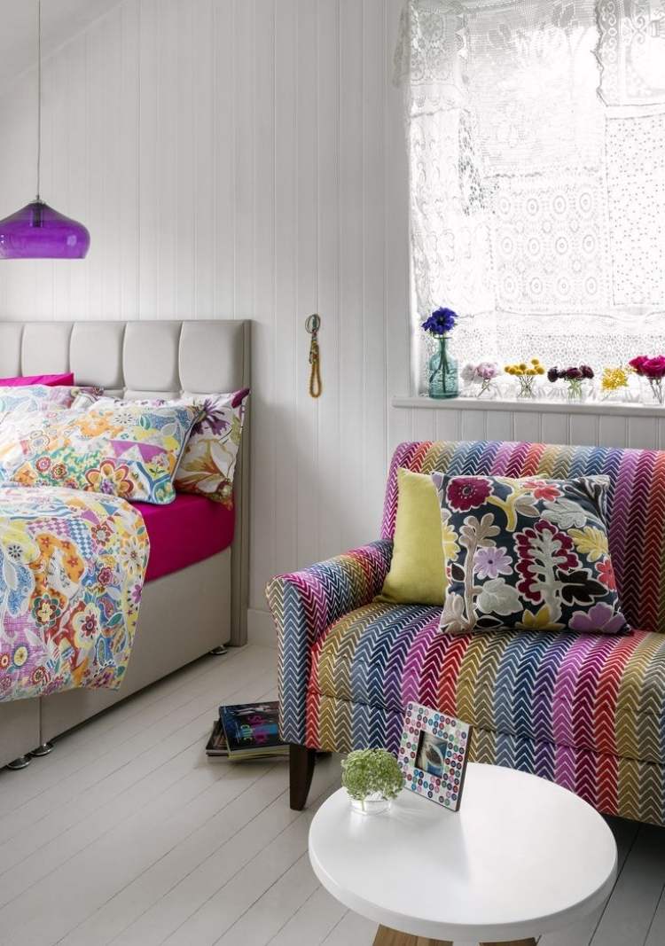 Разноцветный диван для спальни
