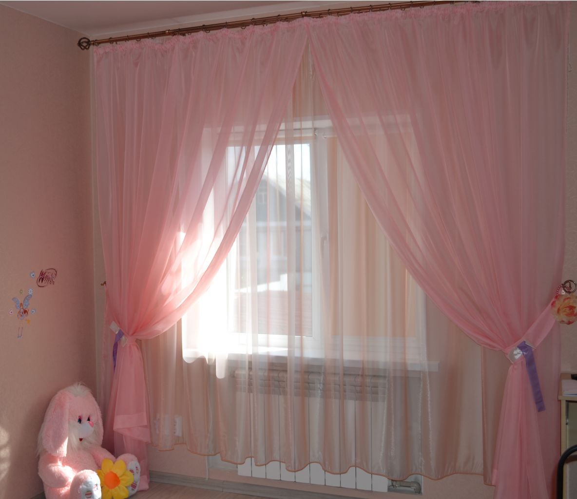 Розовые шторы из вуали