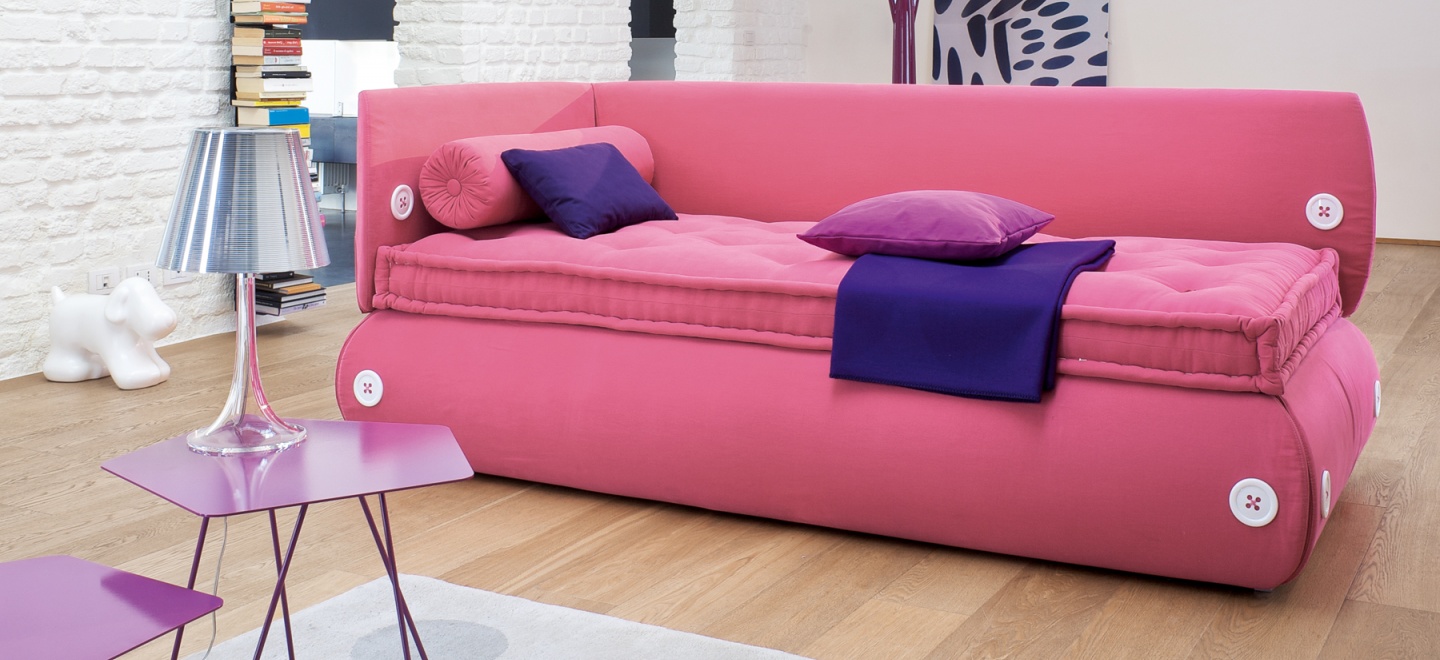 Розовый диван для девочки