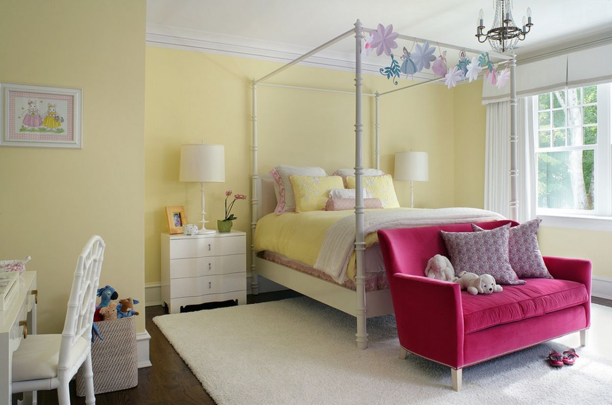 Розовый диван для спальни