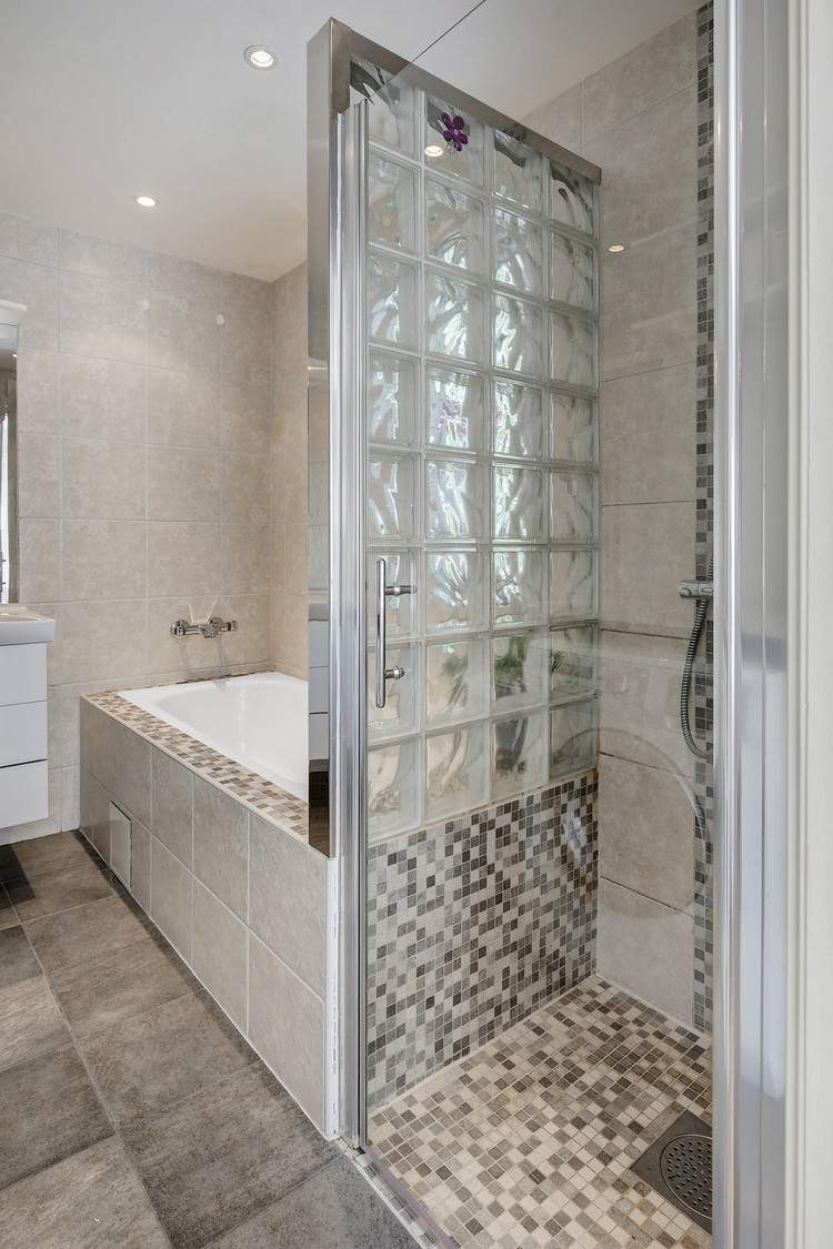 Ванная комната с душевой кабиной из стеклоблоков