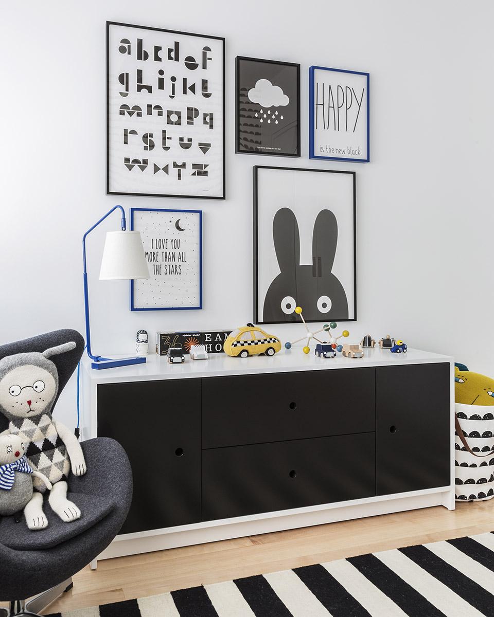 Детская комната для мальчика черно-белая