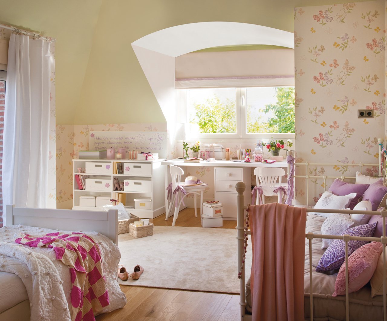 Детская комната в стиле прованс с цветами