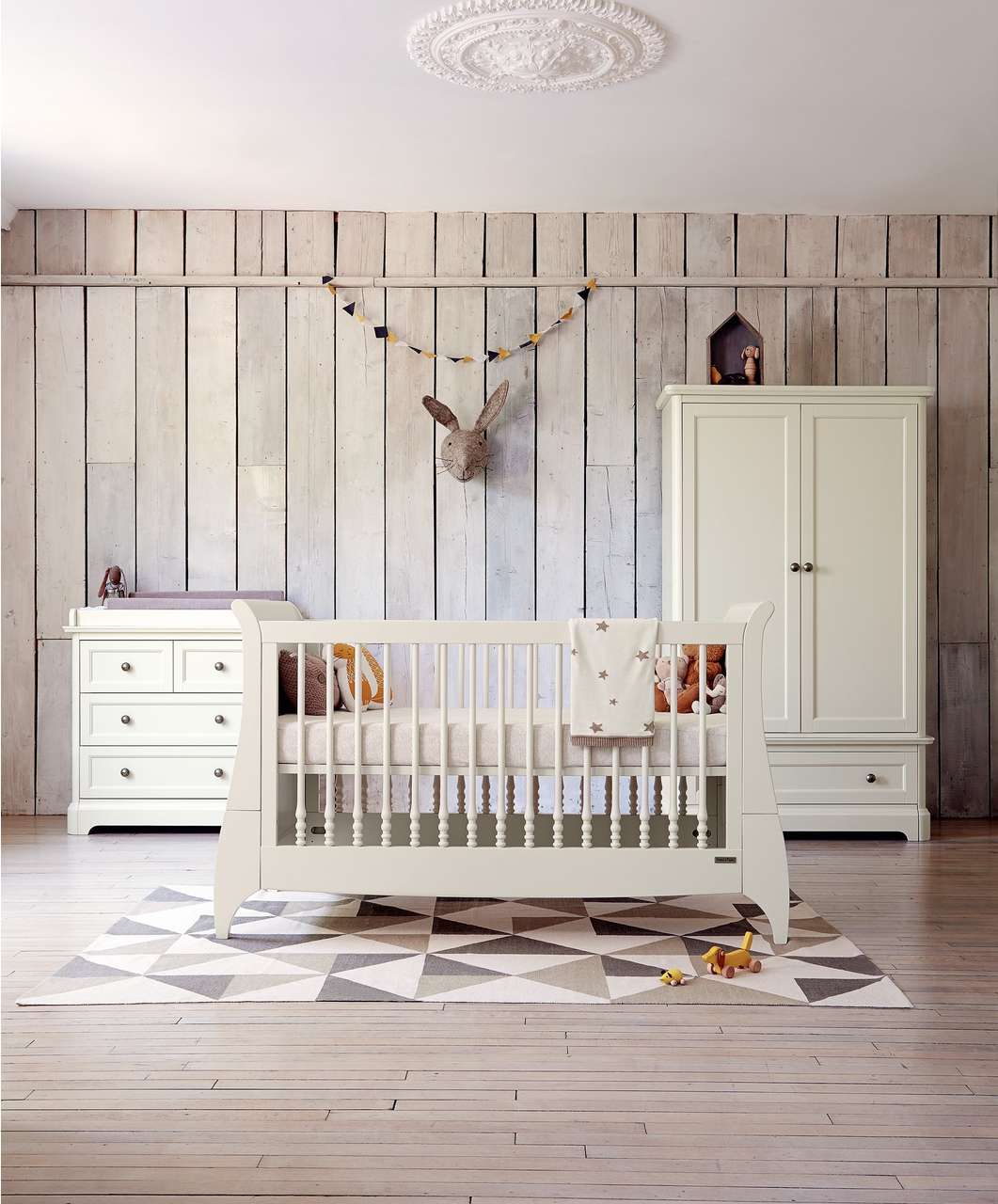 Комната для новорожденного с деревянными стенами