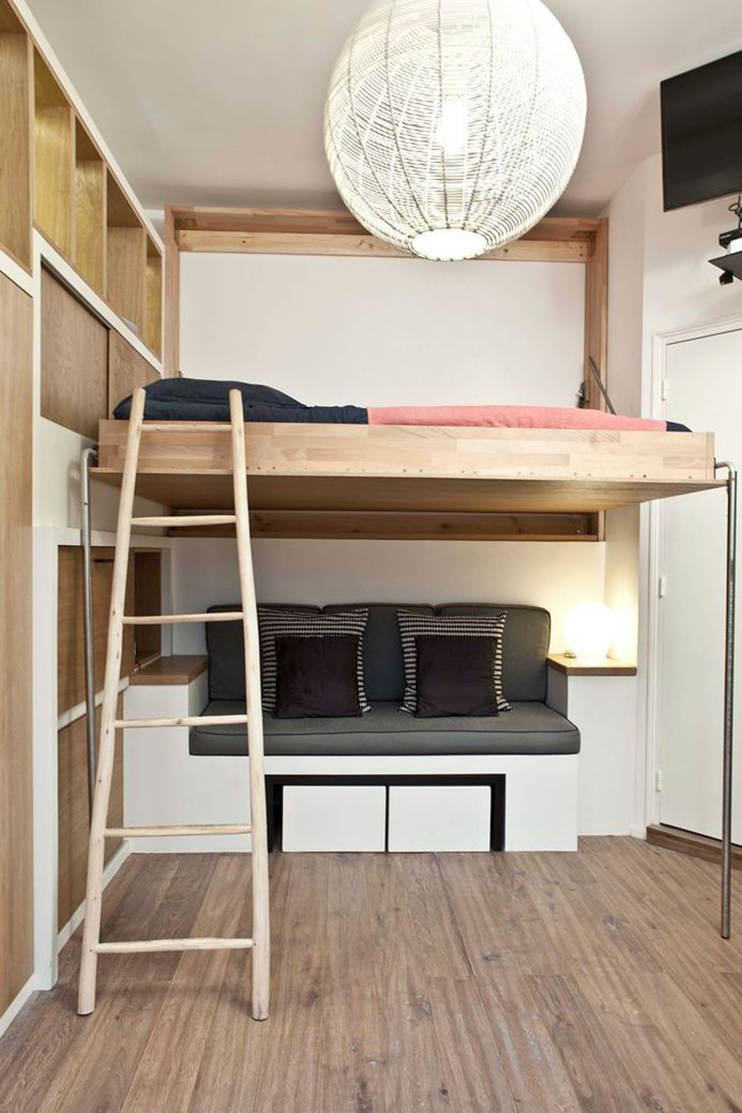Спальня в однокомнатной квартире с деревянной мебелью