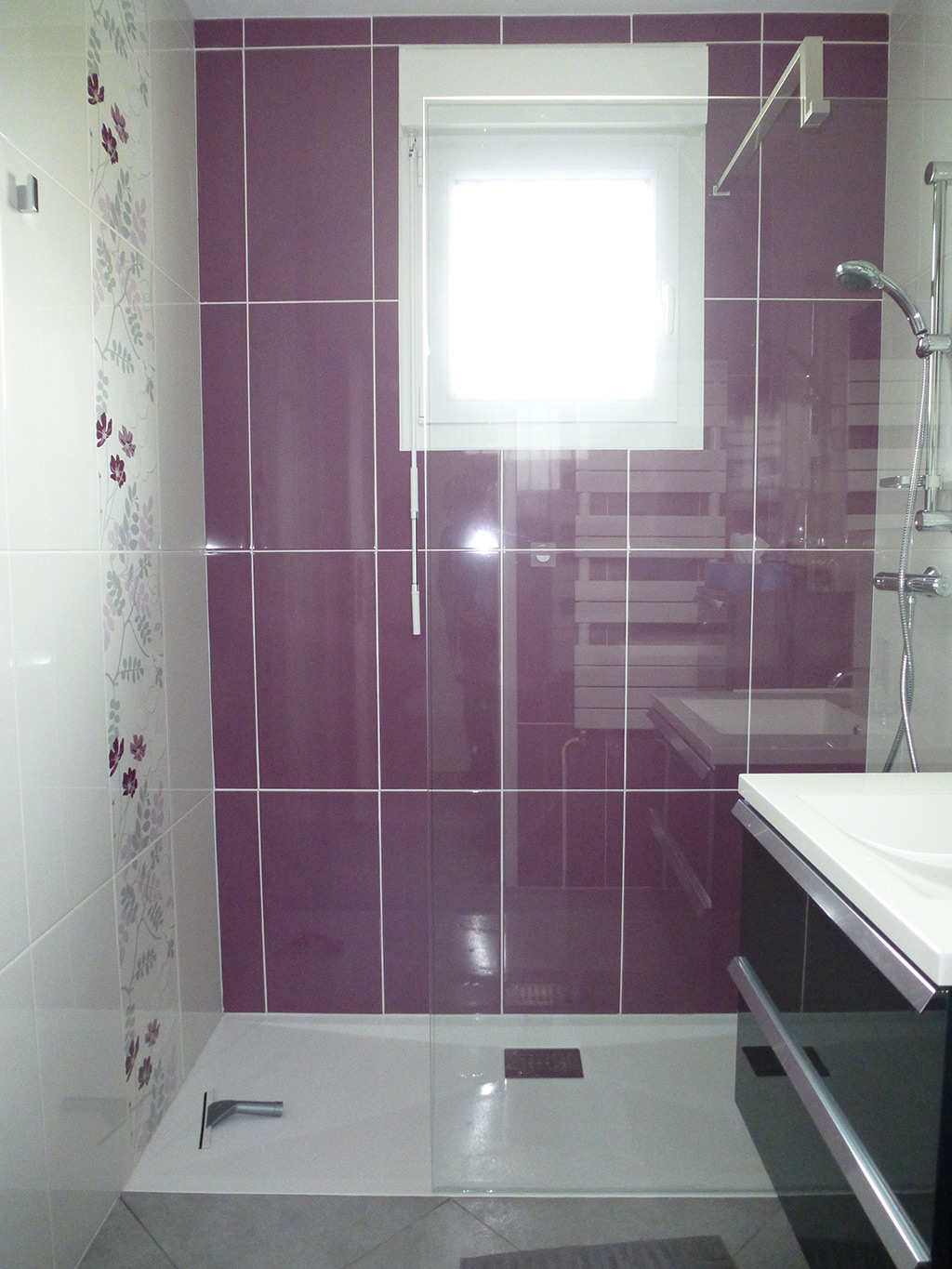 Ванная комната с душевой кабиной фиолетовая