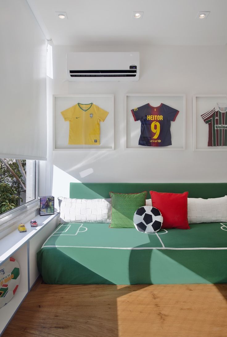 Детская комната для мальчика в футбольной тематике