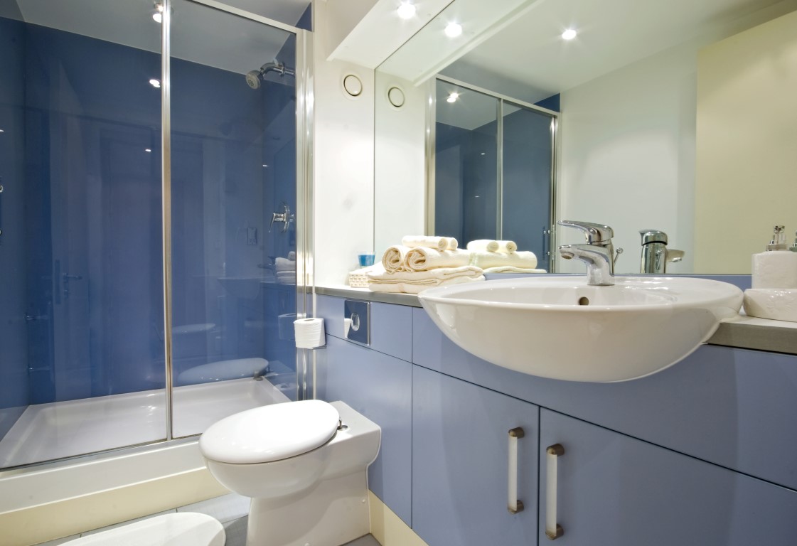 Ванная комната с душевой кабиной голубая