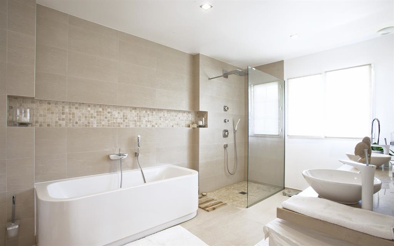 Ванная комната с душевой кабиной и керамической плиткой