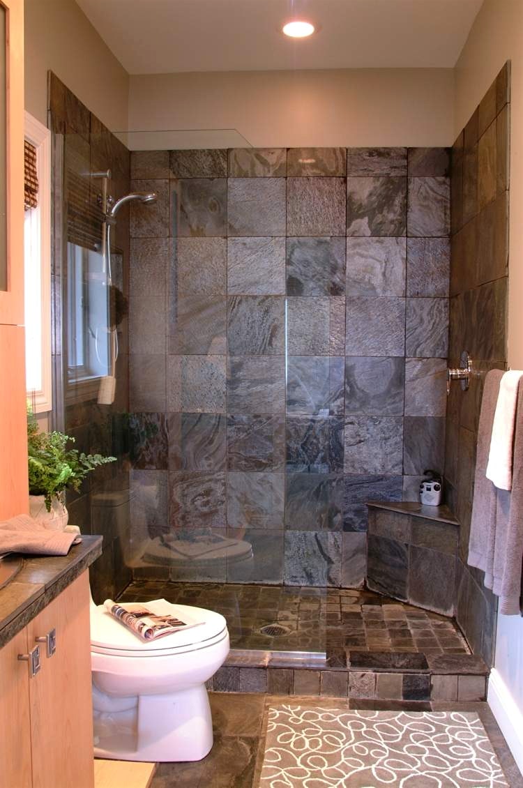 Ванная комната с душевой кабиной и квадратной плиткой