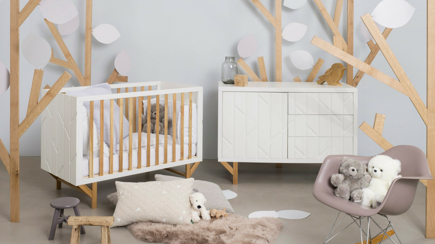 Комната для новорожденного с мебелью из массива