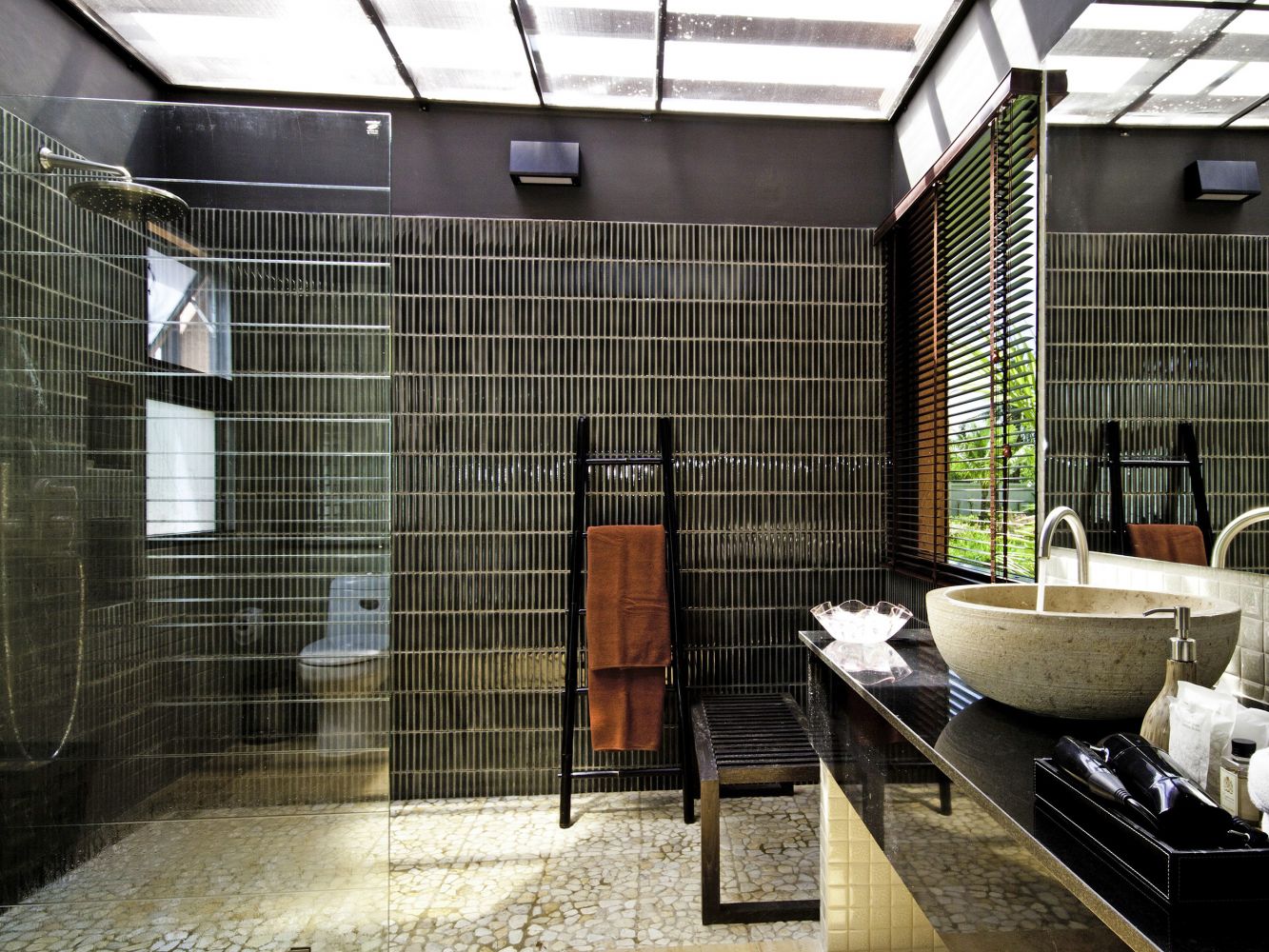 Ванная комната с душевой кабиной в стиле модерн