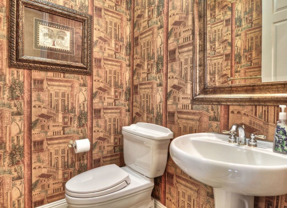 Обои в туалете в античном стиле