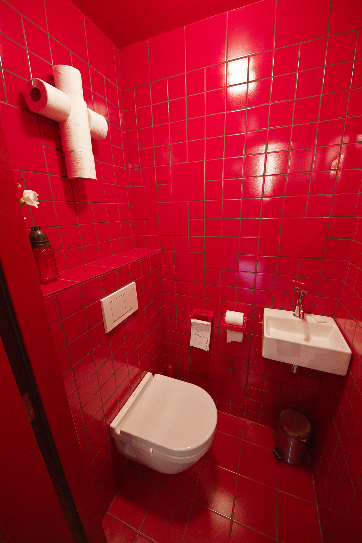 Плитка для туалета красная