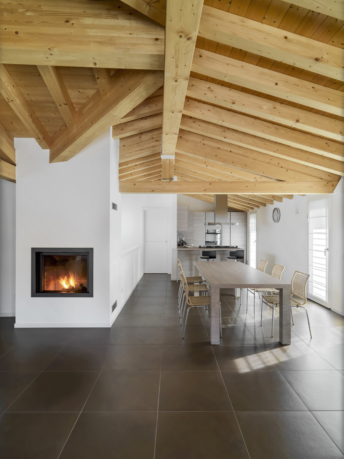 Дизайн кухни гостиной с деревянным потолком