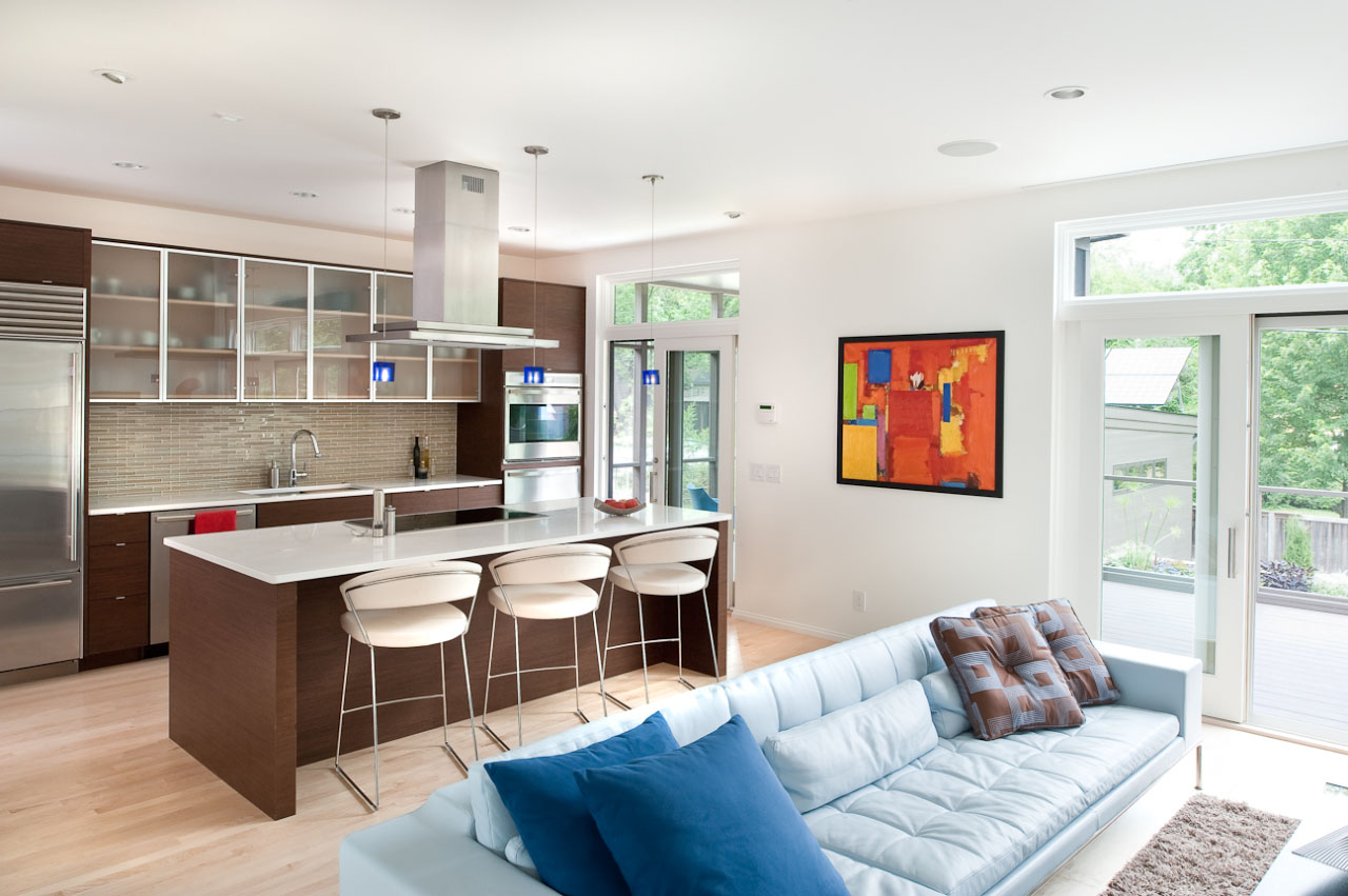 Дизайн кухни гостиной с голубым диваном