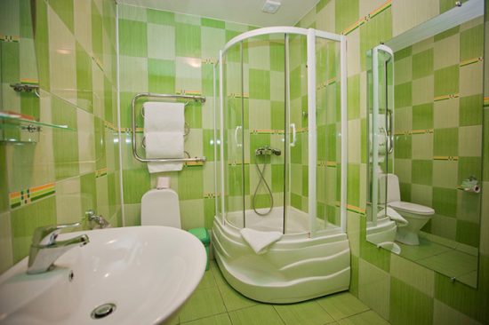 Интерьер ванной, совмещенной за счет сноса перегородки с туалетом