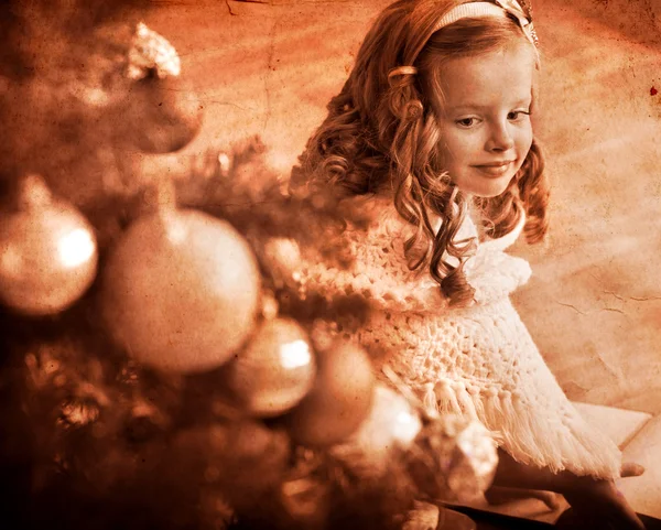 Маленькая девочка, получая подарки под елку — стоковое фото